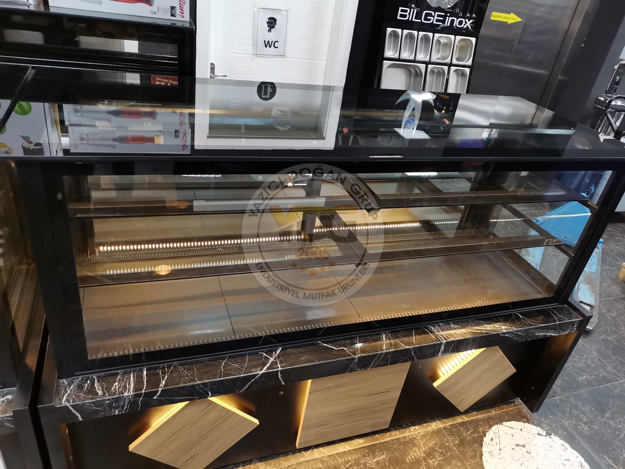 VİTRİN TİP PASTA TEŞHİR DOLABI -SOĞUTMALI YAŞPASTA DOLABI 200 CM - Görsel 4
