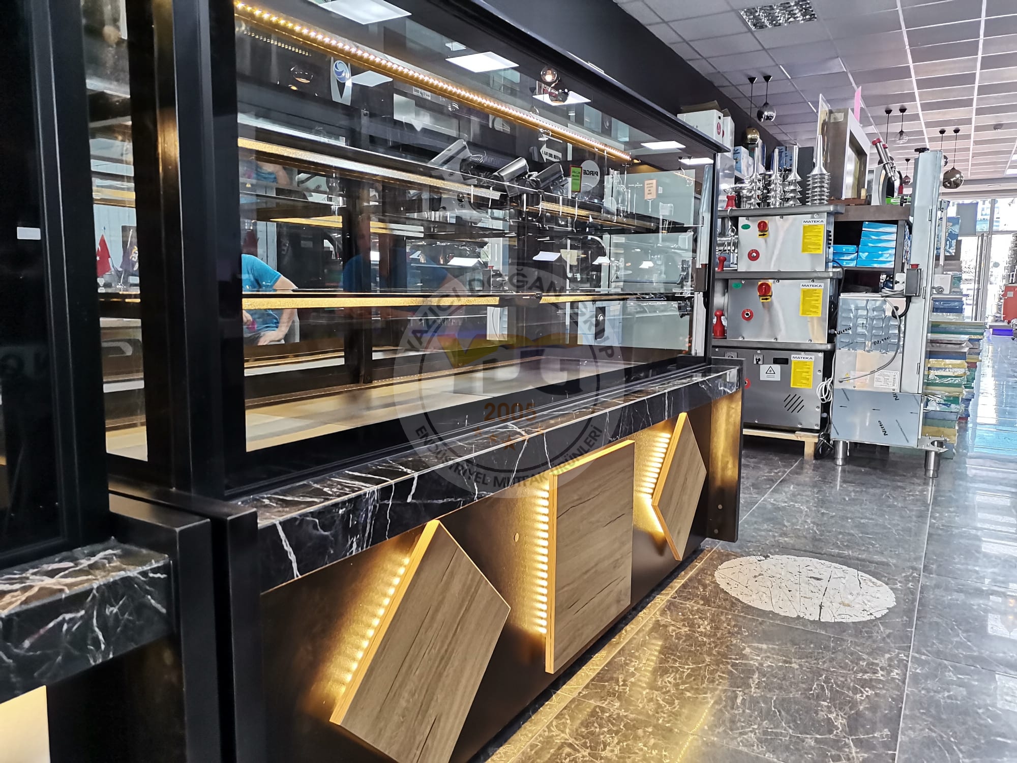 VİTRİN TİP PASTA TEŞHİR DOLABI -SOĞUTMALI YAŞPASTA DOLABI 200 CM - Görsel 5
